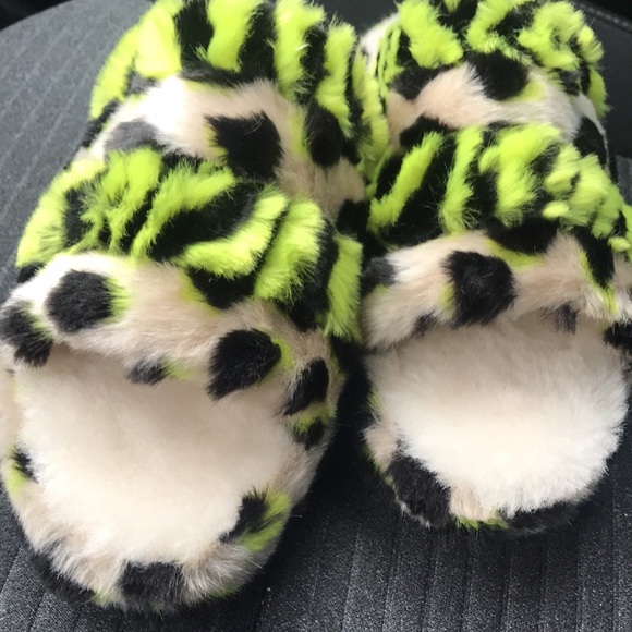 NWOT Ugg- furry slides size 6 - Picture 1 of 6